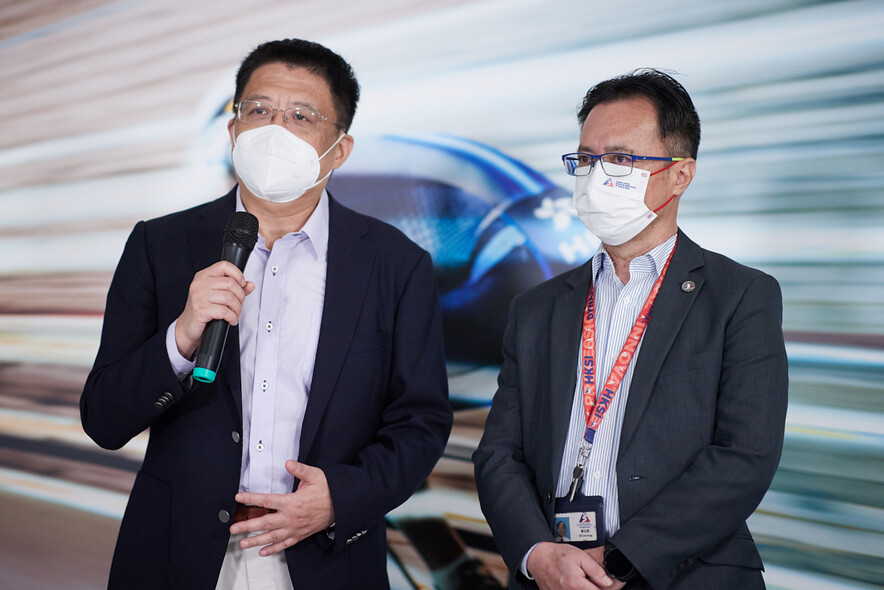 <p>Prof Zhang Xin, Chair Professor of Department of Mechanical and Aerospace Engineering of HKUST (left) and&nbsp;Dr Raymond So, Director of Elite Training Science and Technology of the HKSI</p>
